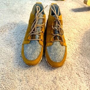 New - ( no box ) Sorel waterproof 3/4 hiking boots. Size 91/2. Never been worn